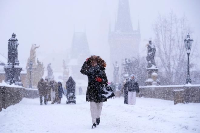 Cesko zasiahlo intenzivne snezenie komplikuje dopravu