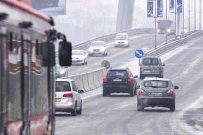 Cestari upozornuju vodicov na hmlu a poladovicu na viacerich miestach Slovenska