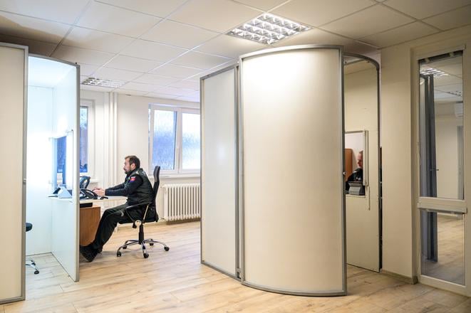 Cudzinecka policia a oddelenia dokladov zatvorene v pondelok