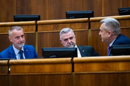 Dodatone sa zaoberali odznakmi stuzkami a vulgarizmami Zasadne zmeny slubuju az v zakone o lobingu