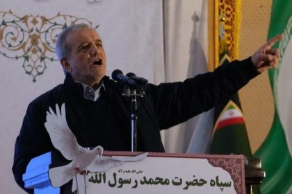 Iransky prezident varoval policiu pred zasahmi voci pokojnym demonstrantom