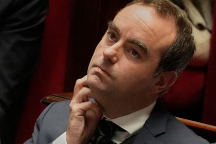 Krajna pravica a lavica vo Francuzsku navrhli nedoveru vlade