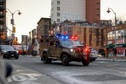 Madura s manzelkou eskortovali na newyorsky sud