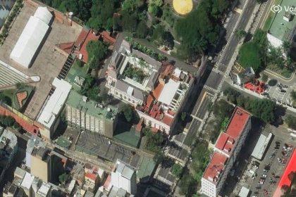 Nedaleko prezidentskeho palaca v Caracase lietali drony a strielalo sa