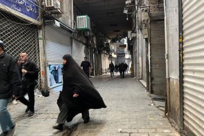 Nepokoje v Irane pripominaju islamsku revoluciu