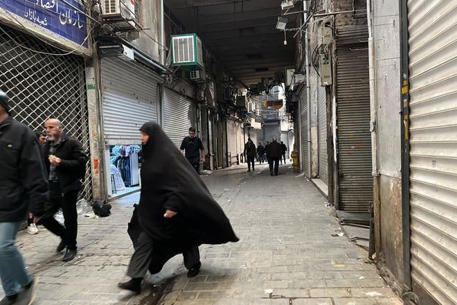 Nepokoje v Irane pripominaju islamsku revoluciu