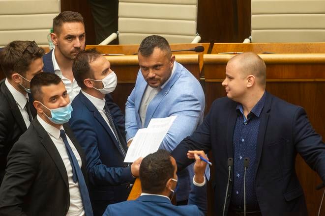 Novela SNS o extremizme by torpedovala aj kauzy Kotlebu Mazureka a Bombica