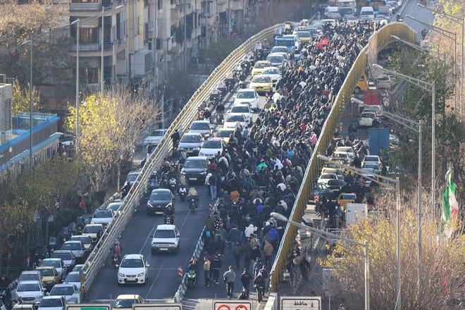 Pocas protestov v Irane zomrel dobrovolnik gard