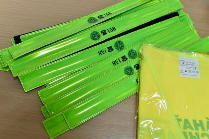 Policia ziada ludi aby nosili reflexne prvky