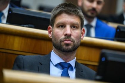 Premier na ceste na samit EU podla Simecika ukazal preco je Slovensko coraz viac izolovane