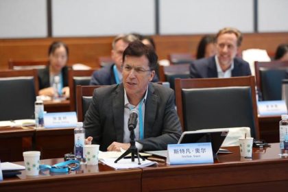 Profesor europskych studii v Hongkongu V cine si tiez uvedomuju ze pozicia Europy oslabuje