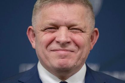 Ranny brifing Fico zatlka ze tentokrat povedal aj pravdu Flasikova si navrhla logo