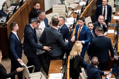 Riaditelia skol vyzyvaju poslancov na sebareflexiu