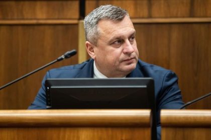 SNS stiahla z rokovania schodne navrh na tresty za extremizmus