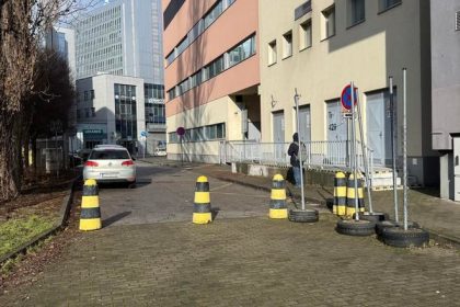 Satinskeho ulica je opat priechodna Stare Mesto odstranilo sukromny plot za asistencie policie