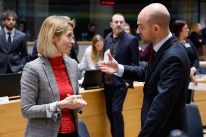 Sefovia diplomacii EU schvalili sankcie proti Iranu