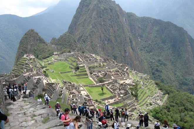 Stovky turistov evakuovali po zrazke vlakov pri Machu Picchu