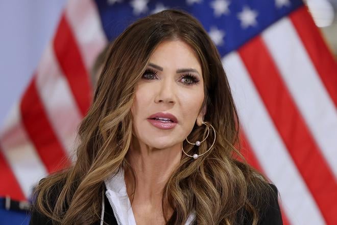 Strelba v Minneapolise vyvolala protesty guverner Kalifornie poziadal o rezignaciu ministerky vnutornej bezpecnosti