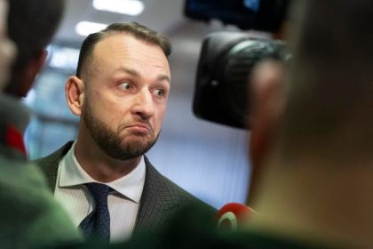 Ustavny sud odmietol staznost Sutaja Estoka Curillovi a dalsim policajtom musi platit