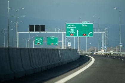 V roku 2050 bude o tretinu viac aut ale jazdit budeme menej