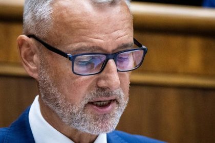 nevieme poslancom fuknut bol zvoleny na styri roky tvrdi rasi