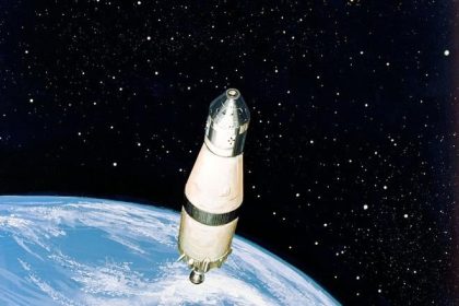 Apollo 8 privedla ludi k Mesiacu ako prva V jej stopach poleti Artemis II tentoraz aj so zanou a Afroamericanom