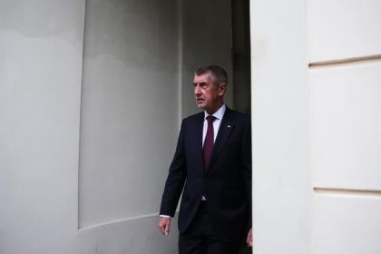Cesti poslanci po 12 hodinach prerusili schodzu o nedovere vlade Babisa