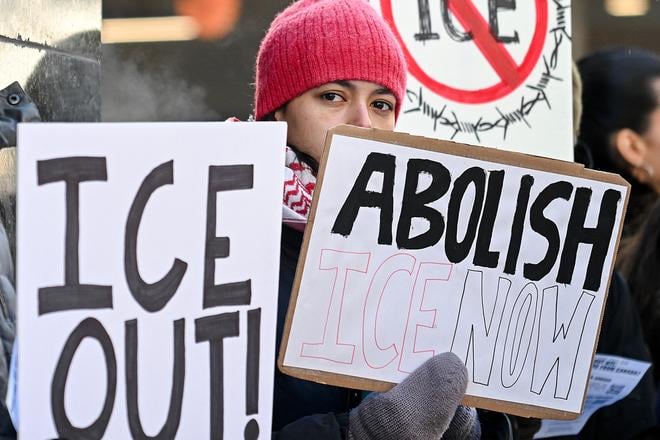 Dvoch federalnych agentov postavili mimo sluzbu lebo mali klamat o Minneapolise