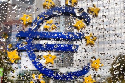 Eurozona na konci roka zaznamenala medzirocny pokles prebytku v obchode s tovarom