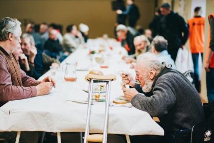 Financna situacia Slovakov sa odraza aj na pomoci druhym charitam vlani prispeli len dve patiny obyvate lov