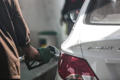 Geopolitika zvysuje ceny motoristi si podla analytikov mozu priplatit dalsie centy