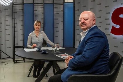 Macko v Arene Migy Hlasenie o poruche pri kazdom pristati Politbyro sa tu sna menit relnu realitu