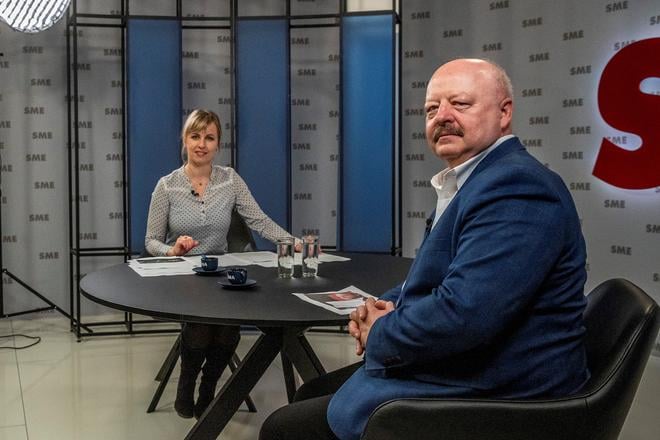 Macko v Arene Migy Hlasenie o poruche pri kazdom pristati Politbyro sa tu sna menit relnu realitu