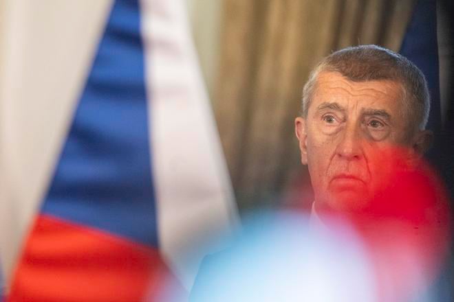 Mandatovy vybor odporucil poslancom aby nevydali Babisa ani Okamuru