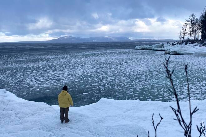 Pod autobusom s turistami praskol lad na Bajkalskom jazere Zahynulo sedem osob