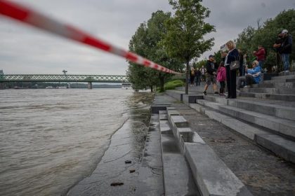 Policajti zachranili mladu zenu ktora skocila do Dunaja