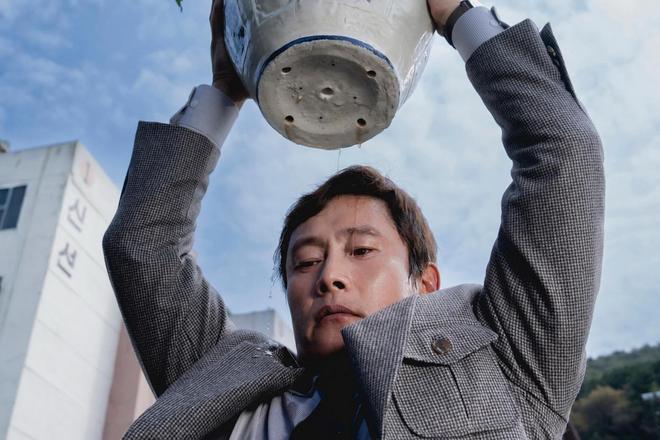 Prisel o pracu a stal sa vrahom Bizarna cierna komedia Nie je ina moznost