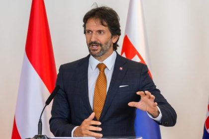Urad pre verejne obstaravanie podla ministra obrany brani rozvoju Slovenska