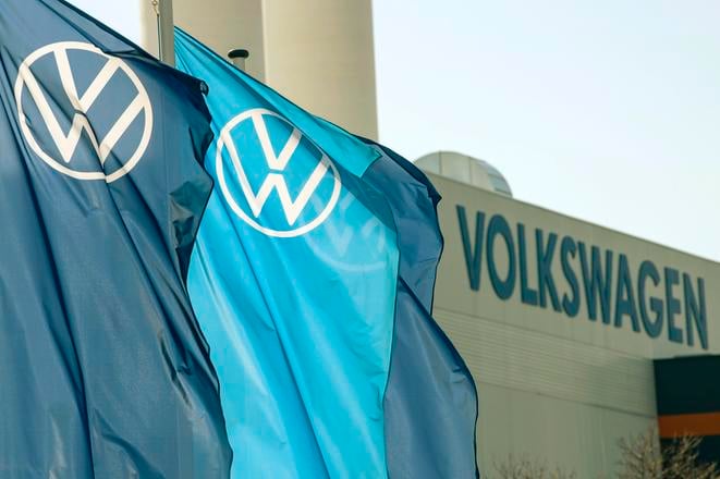 Volkswagen a Stellantis ziadaju EU o podporu domacej vyroby elektromobilov