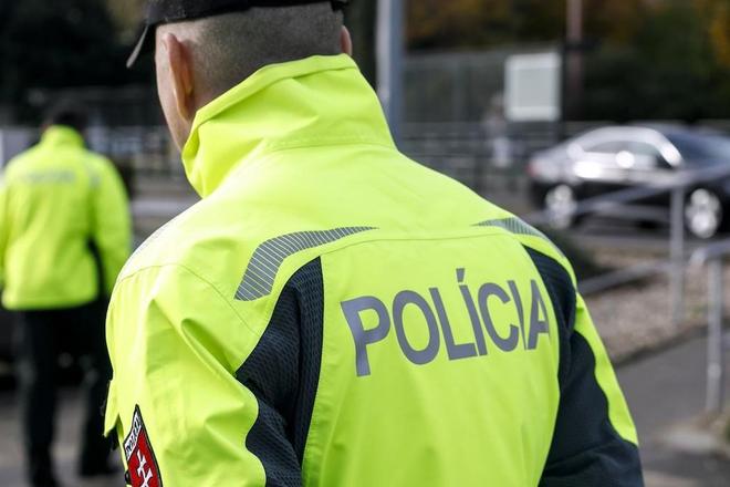 Vysetrovatel inspekcie obvinil policajtku z prijimania uplatku stihana bude na slobode