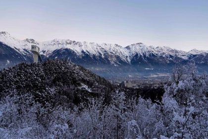 rozsiahla lavina zabila dvoch lyziarov mimo zjazdovky vo francuzskych alpach
