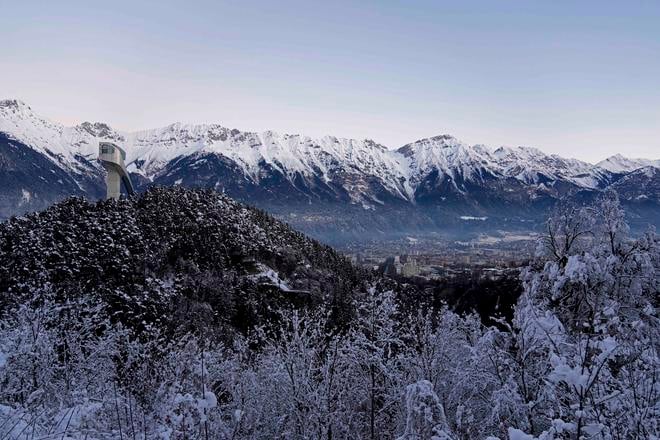rozsiahla lavina zabila dvoch lyziarov mimo zjazdovky vo francuzskych alpach