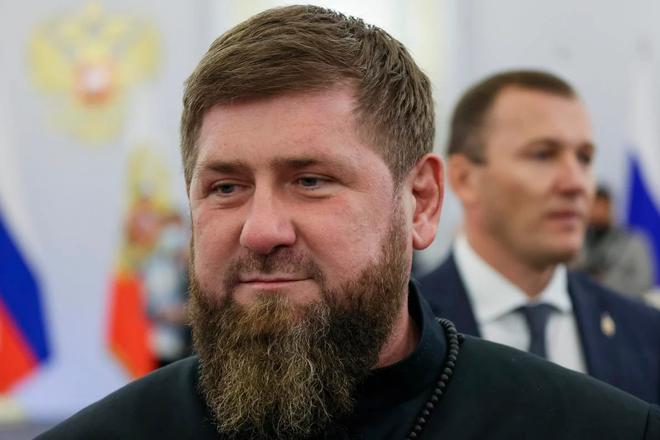 Adam Kadyrov sa po smrtelnej autonehode v Groznom opat ukazal na verejnosti