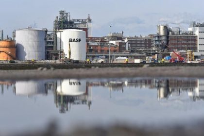 Chemicky koncern BASF zvysuje ceny kvoli nakladom na suroviny a energiu