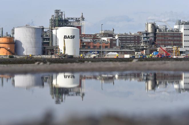 Chemicky koncern BASF zvysuje ceny kvoli nakladom na suroviny a energiu