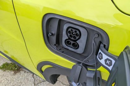 Elektromobily klesaju na hodnote rychlejsie nez vozidla so spalovacim motorom