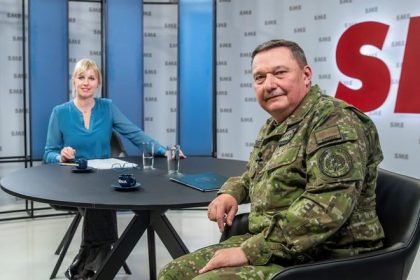 General Zmeko v arene Vojna Nie sme uplne v bezpeci