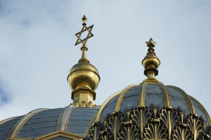 Holandsko skuma spojitost utokov na zidovske objekty s Iranom