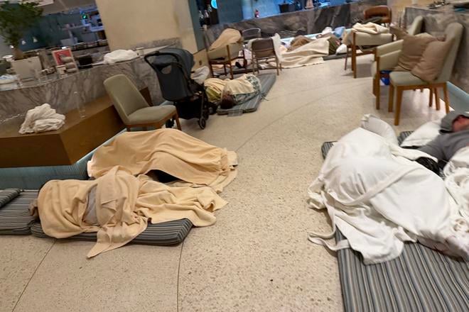 Ich hotel zasiahlo dron styri noci stravili v ukryte pasazieri stvrtkoveho letu sa obavaju nenavisti na internete