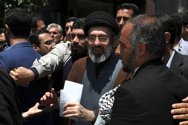 Iran ma noveho duchovneho vodcu Je nim druhoro deny syn zabiteho ajatollaha